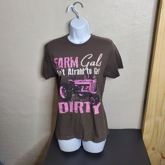 Farm Gals Ain’t Afraid to Get Dirty Country Tractor Women’s T-Shirt Size Medium - Picture 1 of 10